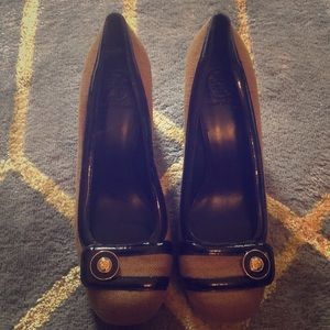 TORY BURCH BLACK/BROWN BUCKLE PUMPS SIZE 10M